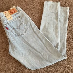 NEW!! Levi Mid Rise Jeans